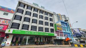 ein großes Gebäude an einer Stadtstraße mit Gebäuden in der Unterkunft SCC Hotel in Kuala Lumpur