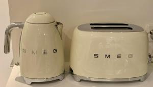 zwei weiße Toaster, die nebeneinander auf einer Theke sitzen in der Unterkunft Boutique Abode 314 in Melbourne