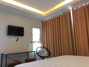 TV a/nebo společenská místnost v ubytování Koh Chang Havana Pool Villa