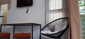 TV a/nebo společenská místnost v ubytování Koh Chang Havana Pool Villa