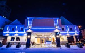 um edifício com luzes azuis à noite em Dongdaemun Boutique Hotel em Hualien City