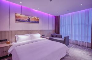 Postel nebo postele na pokoji v ubytování Paco Hotel Guangzhou Baiyun Airport Liantang Metro