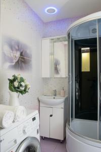 a bathroom with a washing machine and a sink at 1-к квартира 9 января, 6 in Kemerovo