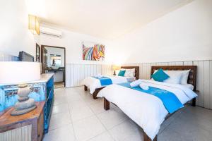 Ein Bett oder Betten in einem Zimmer der Unterkunft Tír na nÓg Beachfront Resort