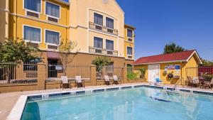 uma piscina em frente a um edifício em Best Western Executive Inn Corsicana em Corsicana