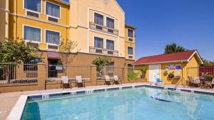 a swimming pool in front of a building at Best Western Executive Inn Corsicana in Corsicana