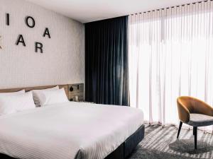 Tempat tidur dalam kamar di Novotel Melbourne South Wharf