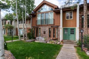 a house with a green door and a yard at Texas Townhome Minutes to Gondola in Vail