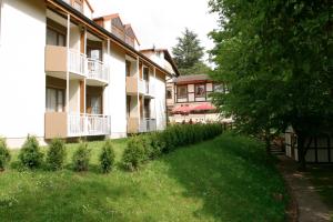 un bâtiment avec une cour verdoyante devant lui dans l'établissement Hotel Landhaus Silbertanne, à Rotenburg an der Fulda