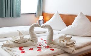 Postel nebo postele na pokoji v ubytování Hotel Lindenhof + 13 fotografií