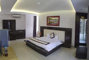 een slaapkamer met een groot bed in een kamer bij Night Sky Hotel in Da Nang