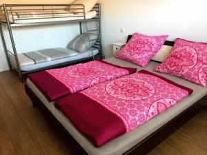 Postel nebo postele na pokoji v ubytování Ferienwohnung Hegau-Bodensee + 38 fotografií