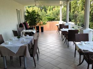 un restaurante con mesas y sillas en un patio en Vila Mozara, en Slano