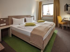 Postel nebo postele na pokoji v ubytování Hotel Gasthaus zur Linde