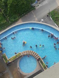 widok na ludzi w dużym basenie w obiekcie DPerdana -Dinies pool,wifi, centre of Kota Bharu, 4-5 pax w mieście Kota Bharu