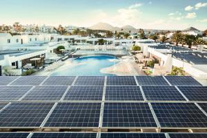 obraz paneli słonecznych na dachu budynku w obiekcie Nautilus Lanzarote w Puerto del Carmen