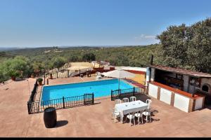 Výhled na bazén z ubytování Finca la cigarra nebo okolí