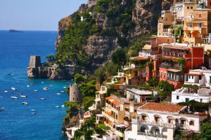 una vista de la costa amalfi con casas en Casa Honey en Torca