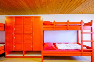 2 Etagenbetten in einem Zimmer mit einer Leiter in der Unterkunft DJH Jugendherberge Pottenstein in Pottenstein