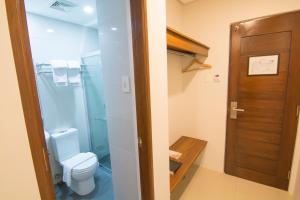 Baðherbergi á Mango Suites Cauayan