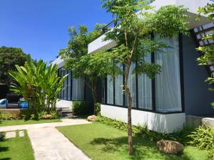 une maison avec un jardin en face dans l'établissement Coco Layma Villa, Samui, Lamai Beach, à Lamai