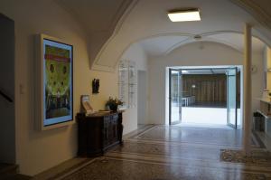 un pasillo con un arco y una puerta a una habitación en Schloss Puchberg, en Wels