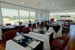 Um restaurante ou outro lugar para comer em INATEL Vila Ruiva