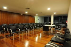 uma sala de conferncias com cadeiras e uma mesa em INATEL Vila Ruiva em Vila Ruiva mais 37 fotografias