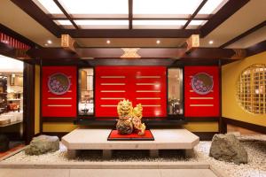 加賀市にある山中温泉 吉祥やまなかの赤い壁の部屋(テーブル、岩石付)