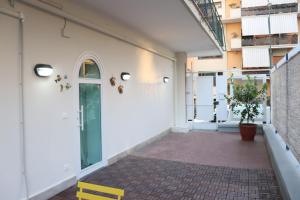einen Flur eines Gebäudes mit Tür und Pflanze in der Unterkunft Lemon Suite in Neapel