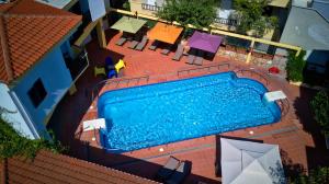 Bazén v ubytování Elia Apartments nebo v jeho okolí