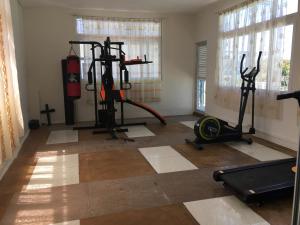 Villa Les Aigrettesにあるフィットネスセンターまたはフィットネス設備