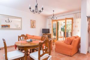 een woonkamer met een tafel en een eetkamer bij Llac Gran in Alcudia
