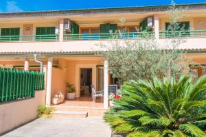 een huis met een balkon met een tafel en stoelen bij Llac Gran in Alcudia