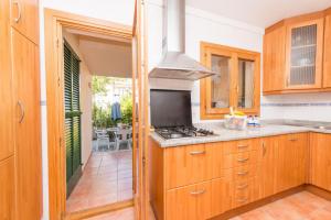 uma cozinha com armários de madeira e um fogão em Llac Gran em Alcudia