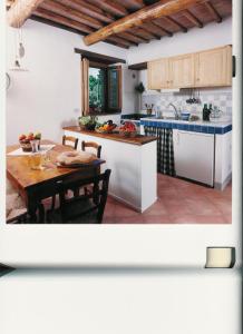 A kitchen or kitchenette at La Chiusetta