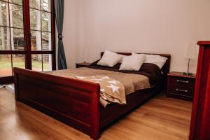 Uma cama ou camas num quarto em Pluski Dom "Ryś" nad J. Pluszne