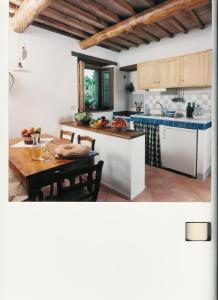 A kitchen or kitchenette at La Chiusetta