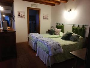 een slaapkamer met 2 bedden in een kamer bij La Torre del Falco in San Vito al Tagliamento