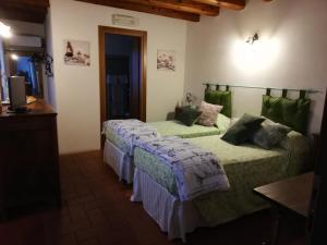 Un dormitorio con dos camas en una habitación. en La Torre del Falco, en San Vito al Tagliamento
