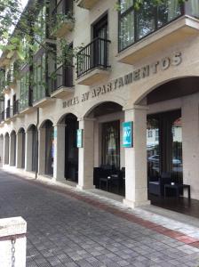 budynek z napisem na boku w obiekcie Hotel AV Apartamentos Lobios w mieście Lobios