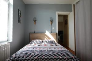 1 dormitorio con 1 cama en una habitación con ventana en T2 de charme N3 Valenciennes Netflix, Wifi,, en Aulnoy