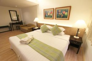 Una habitación de hotel con una cama con toallas. en Hotel Fleuris, en Puerto Princesa City