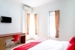 Tempat tidur dalam kamar di SUPER OYO 617 Sukaraja Residence Syariah