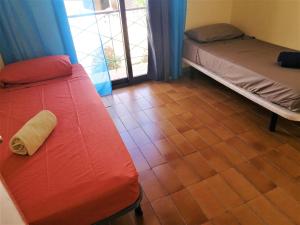Habitación con 2 camas y suelo de madera. en Bungalow in Altamar complex, en Arona 23 fotos más