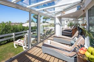 Thalazur Port-Camargue - Hotel & Spa的阳台或露台