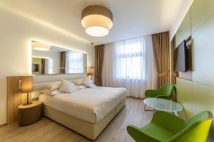 een hotelkamer met een bed en een spiegel bij Salvator Boutique Hotel vegan-friendly in Praag