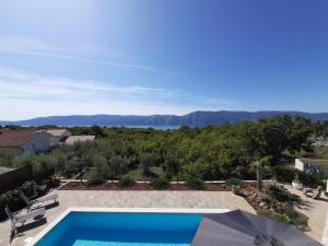 Luxury Villa Lidija veya yakınında bir havuz manzarası