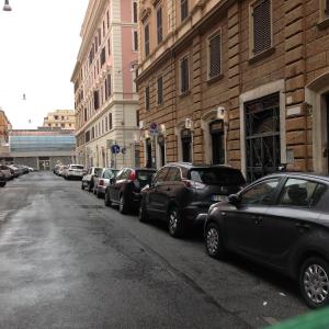 uma fila de carros estacionados ao lado de uma rua em Cardinal Vatican Inn em Roma
