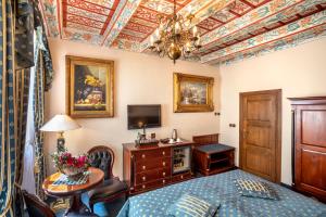 TV a/nebo společenská místnost v ubytování Hotel U Zlatého Stromu Prague by BHG
